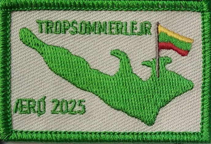 Broderet rektangulært mærke 'Tropssommerlejr Ærø 2025' med grønt Ærø-omrids og flag
